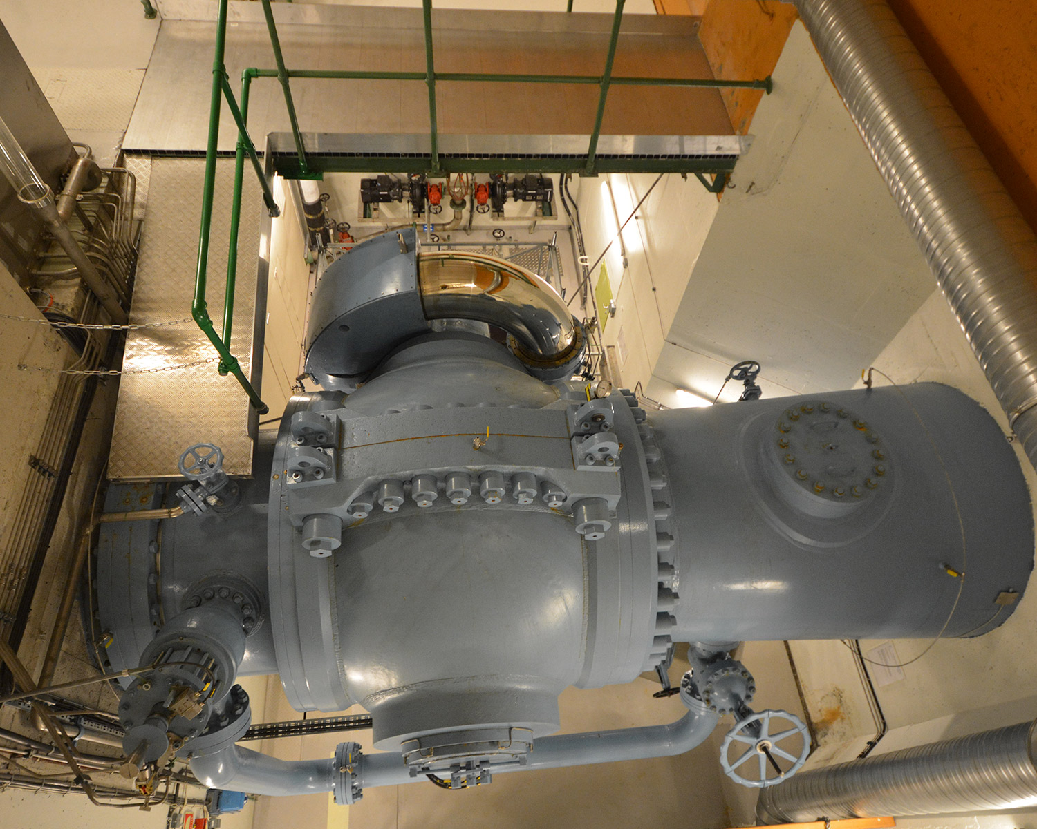 Ball valve for closing and opening the water intake